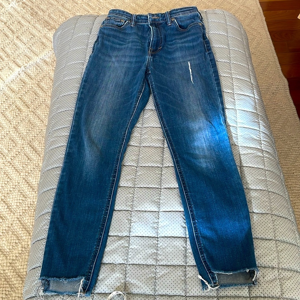 LUCKY BRAND Jeans
Size 2/26
Great almost new condition